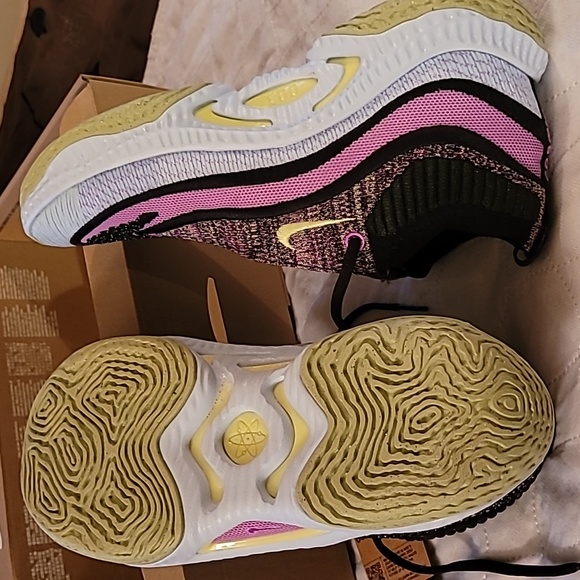 Nike Cosmic sneakers (adult) NEW Men Size 9 , Women size 10.5 US - Picture 10 of 14